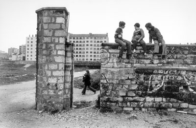 photo : enfants sur un mur, Aubervilliers